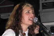 Americká zpěvačka a kytaristka Janet Robin vystoupila v divadle Stará Střelnice s členy hranicko-pražské kapely November 2nd.