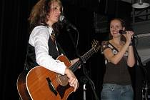 Americká zpěvačka a kytaristka Janet Robin vystoupila v divadle Stará Střelnice s členy hranicko-pražské kapely November 2nd.