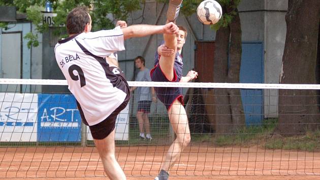 Jan Pavelka blokuje soupeře z SK Bělá. 