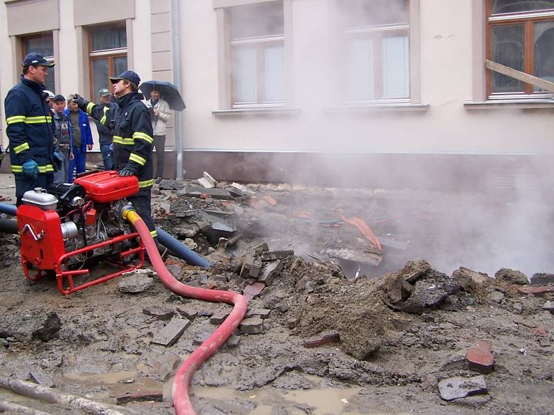 Po výbuchu parovodního potrubí zůstal na chodníku před přerovským pivovarem v Komenského ulici obrovský kráter.