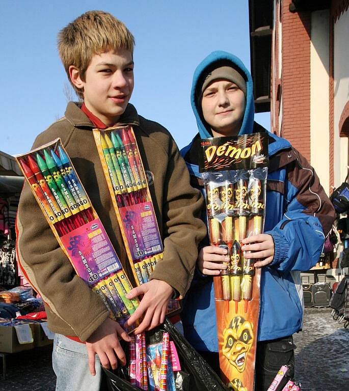  Světlice a dělobuchy dětem do rukou nepatří, koupit si je mohou jen dospělí. Najdou se však obchodníci, kteří nebezpečnou pyrotechniku prodají i nezletilým.