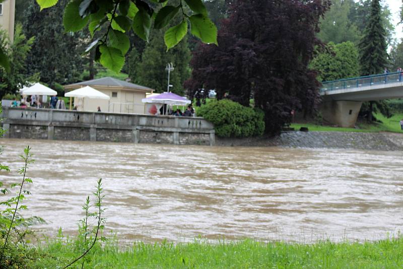 Bečva v Teplicích nad Bečvou v neděli 21. června v 16.20 hodin.