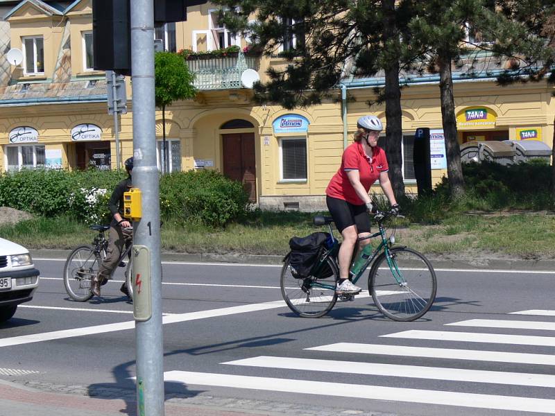 Cyklisté nejsou jediní, kteří mají s křižovatkou problém. Někteří řidiči totiž netuší, jaké jim dává semafor možnosti, a nereagují na zelenou šipku, která jim umožňuje křižovatku přejet a odbočit vlevo.