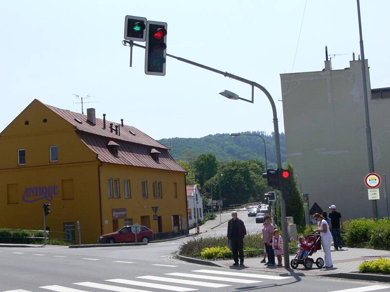 Cyklisté nejsou jediní, kteří mají s křižovatkou problém. Někteří řidiči totiž netuší, jaké jim dává semafor možnosti, a nereagují na zelenou šipku, která jim umožňuje křižovatku přejet a odbočit vlevo.