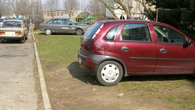 Řidiči parkují auta, kde se dá. Není nic neobvyklého, když je odstaví na chodníku či na trávě. 