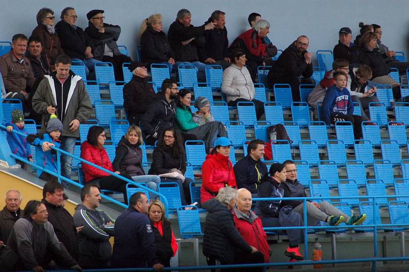 Fotbalisté Hranic (v pruhovaném) v domácím utkání s Přerovem (6:2).