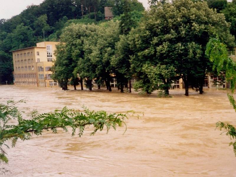 Velká voda vtrhla do lázní v Teplicích nad Bečvou v roce 1997 v noci na pondělí 7. července