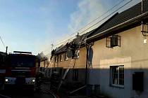 Sedm hasičských jednotek muselo vyjet k požáru několika domů v Jezernici.