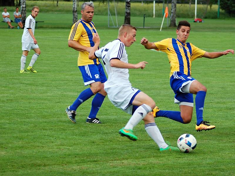 Fotbalisté Ústí (v bílém) v přípravném utkání proti FK Kozlovice.