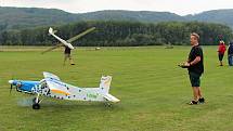 Obří letecké modely a aerovleky na letiště v Drahotuších