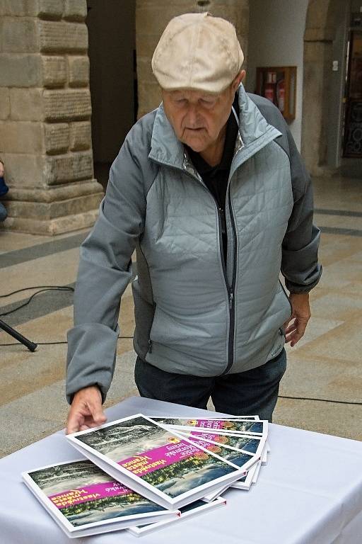 Křest nové knihy o Hranicích: Srdce Moravské brány - Vlastivěda města Hranice Jiřího J. K. Nebeského.