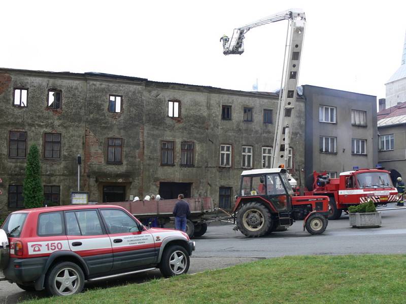 Popelem lehla střecha třípodlažního domu v těsném sousedství potštátského zámku. 