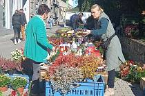 Prodej dušičkových vazeb, věnců a květin jsou v Hranicích v plném proudu.
