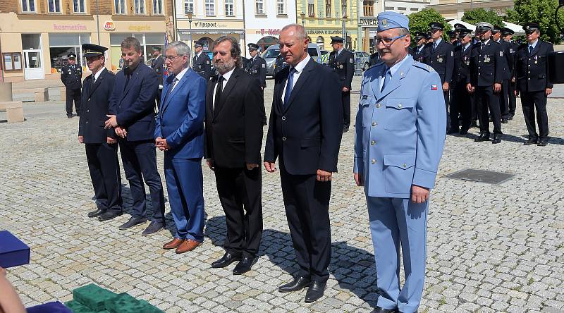 Medailemi policejního prezidenta a ředitele policie Olomouckého kraje na náměstí v Hranicích slavnostně ocenili policisty územního odboru Přerov, hranické strážníky a také osobnosti mimo policejní oddělení