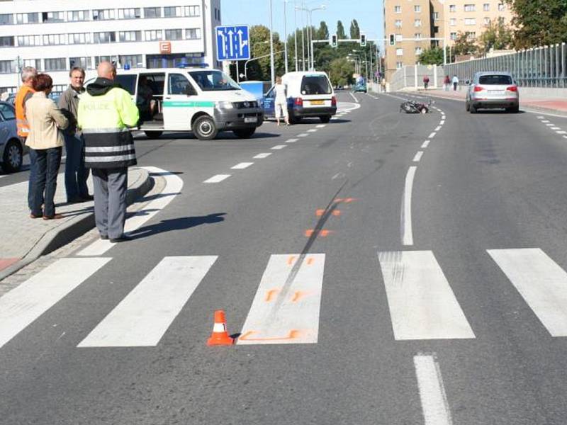 Motorkář utrpěl lehké zranění.