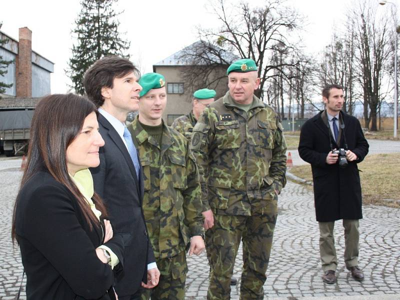 Americký velvyslanec Andrew H. Schapiro navštívil 7. mechanizovanou brigádu v Hranicích. Součástí návštěvy byla i prohlídka vojenské pozemní techniky.