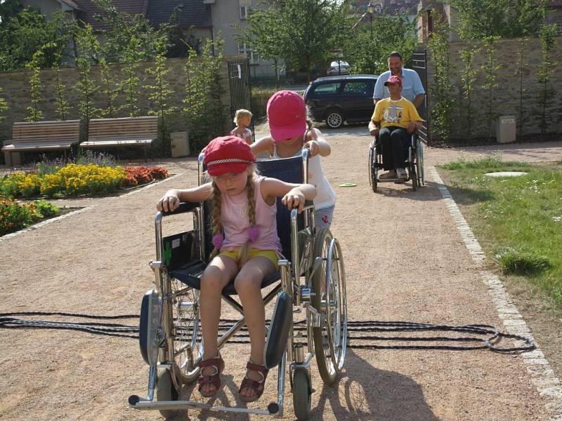 Denní centrum Archa oslavilo deset let od svého vzniku. Pomáhá lidem s kombinovaným postižením. Návštěvníci si vyzkoušeli například závody invalidních vozíků.