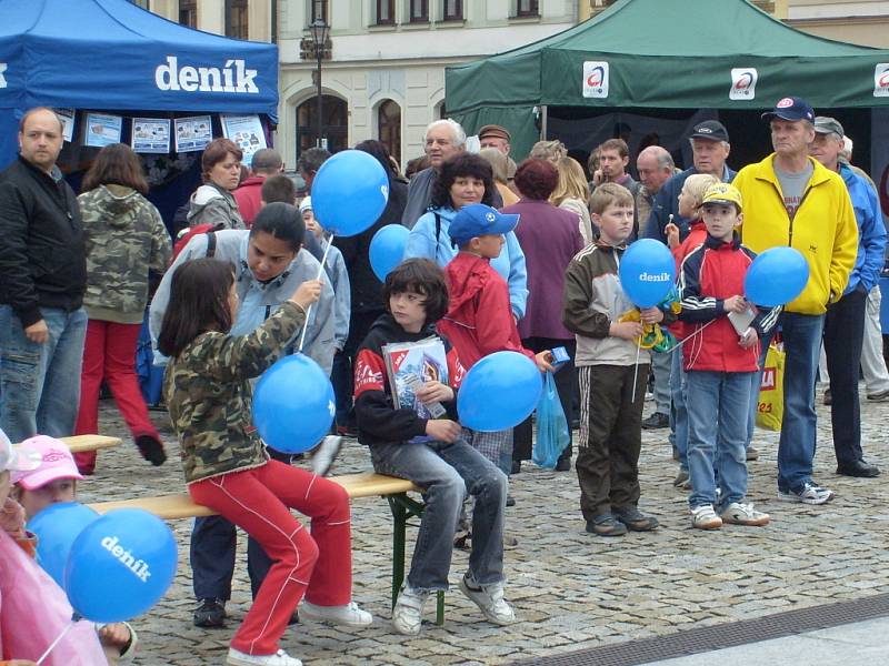 Hraničtí si ve středu 21. května na náměstí užívali Den s Hranickým deníkem.