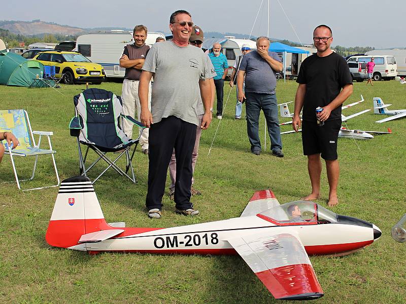 Obří letecké modely a aerovleky na letiště v Drahotuších