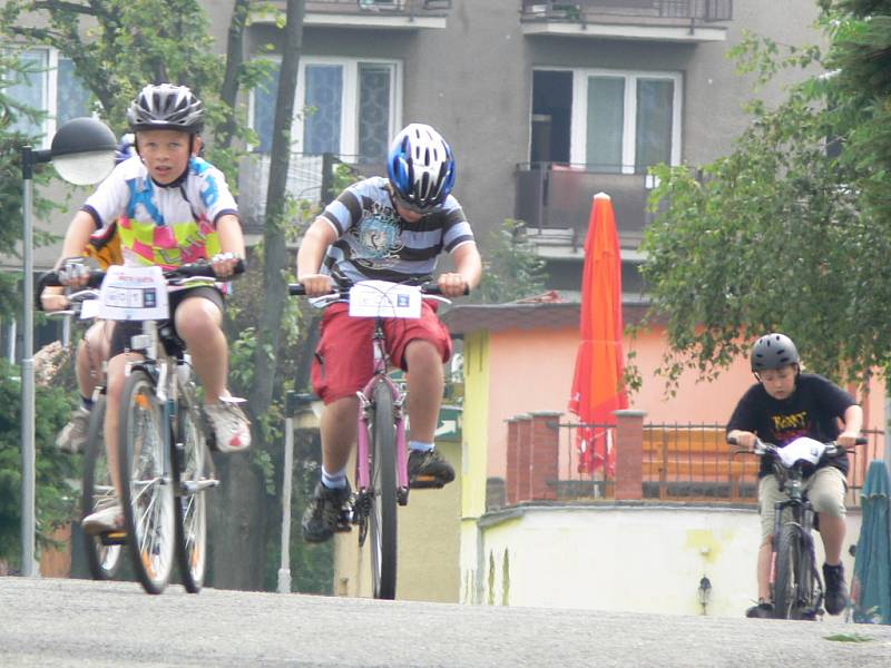 Více jak osm desítek závodníků se zúčastnilo již šestého ročníku cyklistické soutěže KV Top Cup.