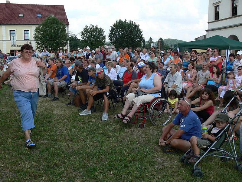 Kapela Fleret s Jarmilou Šulákovou zahájila sérii osmi koncertů Hranického kulturního léta. 