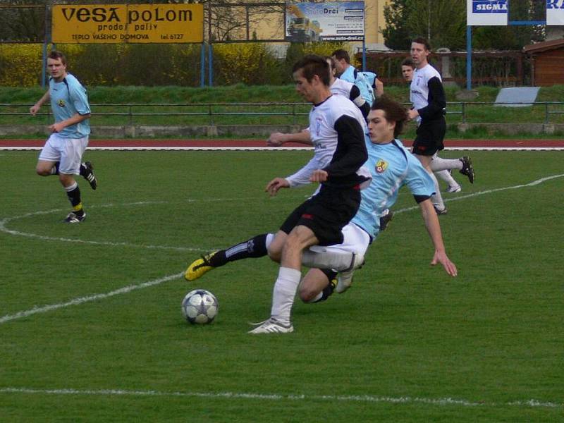 Favorizovaní domácí hráči SK Hranice v sobotu podlehli 0:2 proti Velkým Losinám. Hraničtí na jaře ještě nevyhráli. 