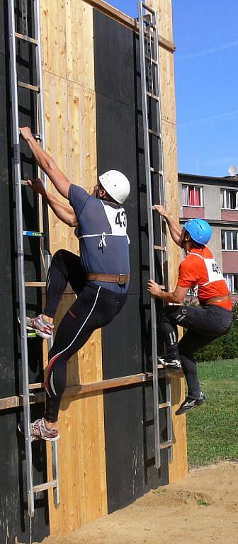 Letos poprvé uspořádali hasiči v Hranicích soutěž ve výstupu do 4. podlaží cvičné věže.