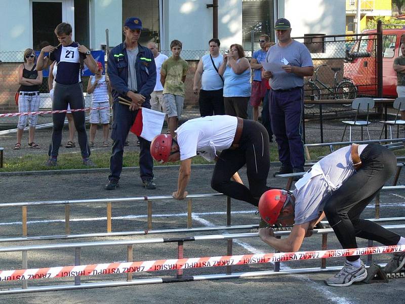 Letos poprvé uspořádali hasiči v Hranicích soutěž ve výstupu do 4. podlaží cvičné věže.