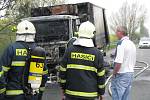 Auto začalo hořet za jízdy na silnici mezi Bělotínem a Polomí.