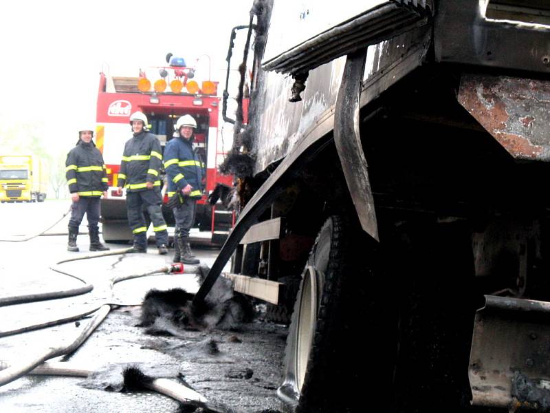 Auto začalo hořet za jízdy na silnici mezi Bělotínem a Polomí.