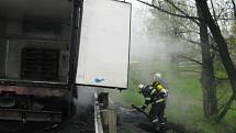 Auto začalo hořet za jízdy na silnici mezi Bělotínem a Polomí.