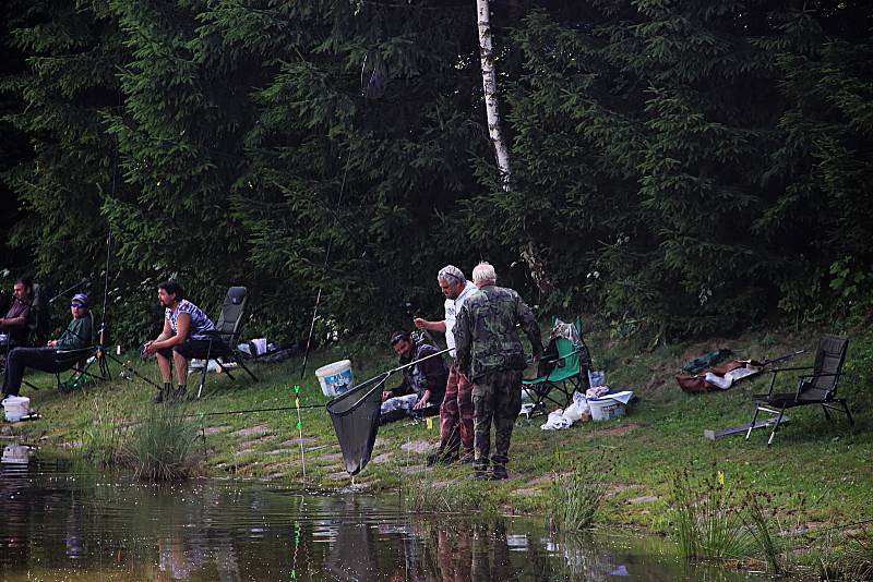 V Malhoticích pořádali rybářské závody, kterých se účastnilo přes dvě desítky rybářů.