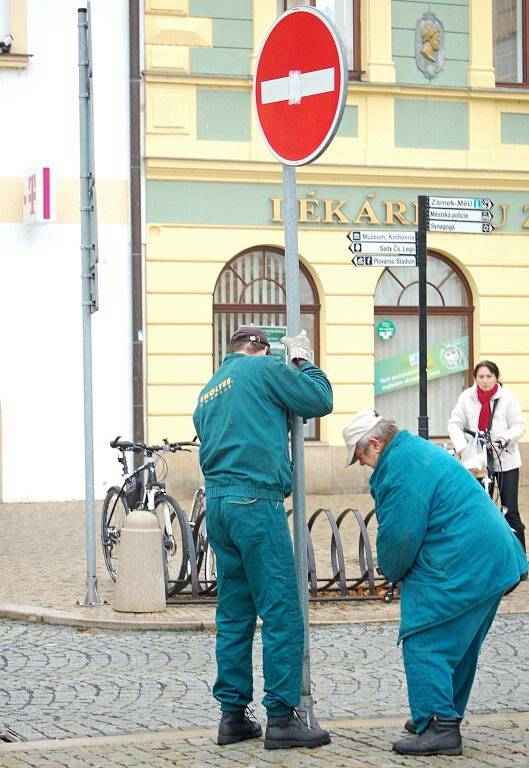 Cesta vánočního stromu na náměstí v Hranicích