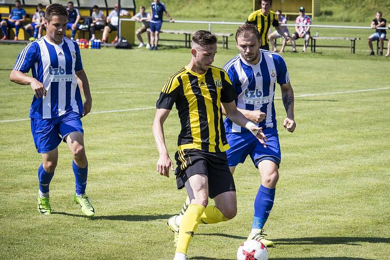 Fotbalisté Nových Sadů (ve žluto-černém) porazili Hranice 3:0.