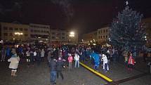 Vánoční program v Hranicích pokračoval i v sobotu 2. prosince, náměstí pobavily Taneční Vánoce.