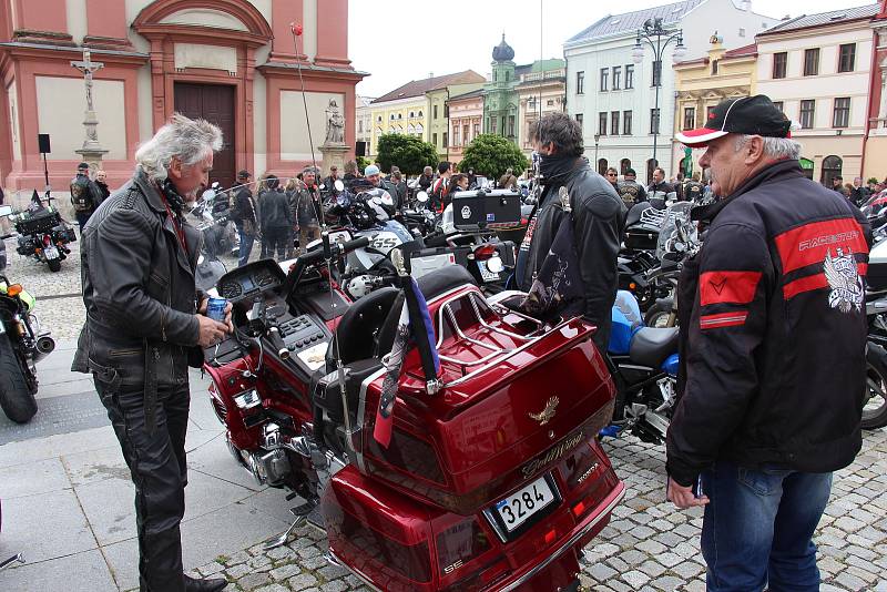 Motorkáři se v Hranicích pomodlili za mrtvé kamarády a zahájili letošní sezonu.