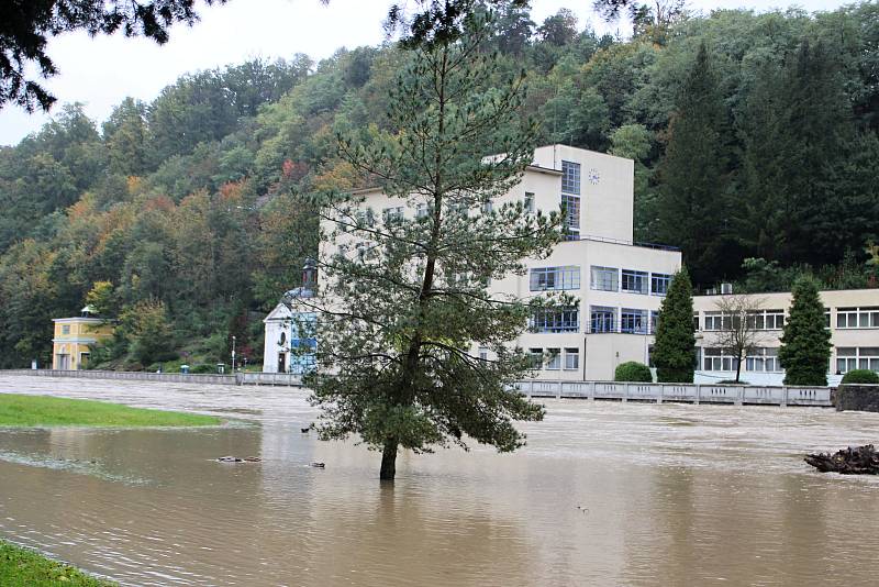 Bečva v lázních Teplice nad Bečvou ve středu 14. října 2020 v 15.30 hodin.