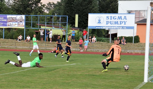 Utkání 1. kola MOL Cupu mezi SK Hranice (v modrém) a MFK Karviná rozhodovaly po remíze 2:2 až penalty. Durosinmi dává gól na 1:2.