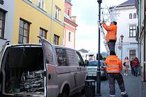 S instalací vánočního osvětlení v ulicích Hranic začali pracovníci Ekoltesu již koncem října.