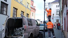 S instalací vánočního osvětlení v ulicích Hranic začali pracovníci Ekoltesu již koncem října.