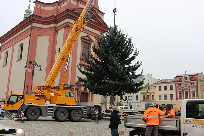 Na hranické náměstí v pátek 24. listopadu dopoledne dorazil vánoční strom.