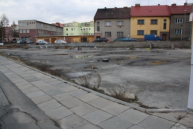 Nevzhledný betonový prostor na pomezí ulic Jiřího z Poděbrad a Jaselská 