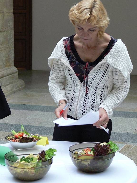 Porotu čekal náročný úkol, ochutnat a ohodnotit bezmála padesát vzorků jídla.