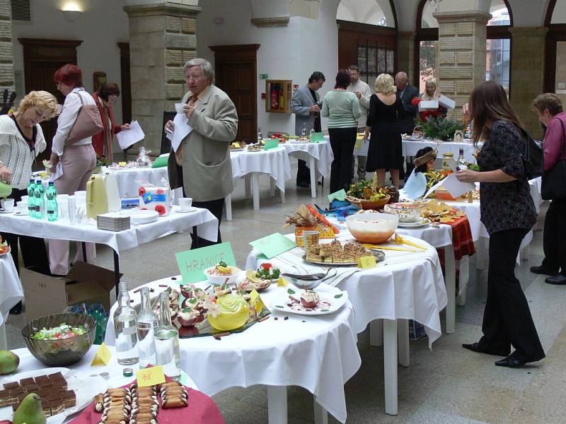 Porotu čekal náročný úkol, ochutnat a ohodnotit bezmála padesát vzorků jídla.