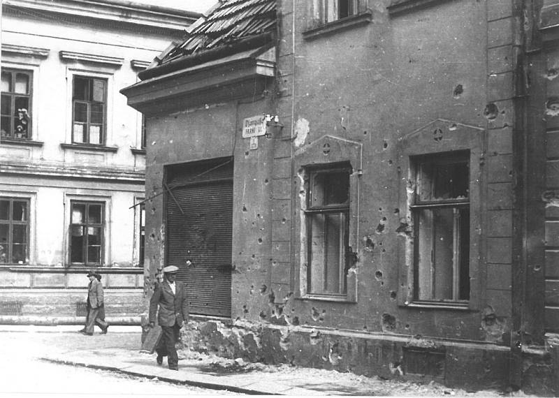 Poslední hodiny války v Hranicích. Farní ulice 7. května 1945.