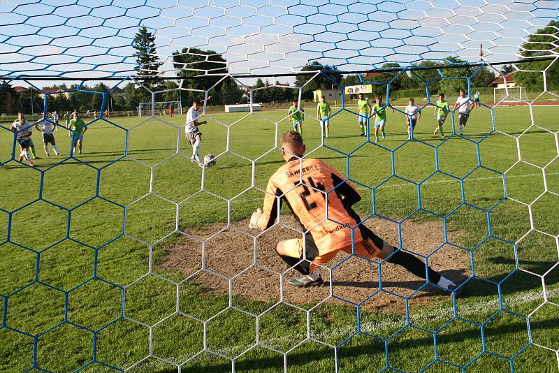 Fotografie ze zápasu 26. kola divize E mezi celky SK Hranice a FK Nové Sady