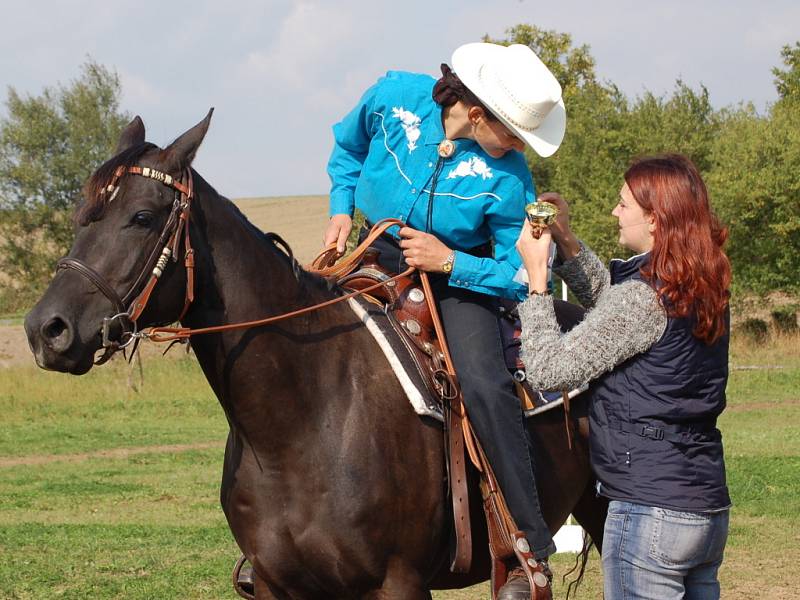 V Radkově Lhotě soutěžili jezdci v rychlostních disciplínách, ale také v trail parkuru. 