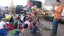 Školáci z Hranic si prohlédli celou Základní uměleckou školu. Navštívili všechny tři nabízené obory a v hudebních třídách si měli možnost vyzkoušet hru na nástroj.