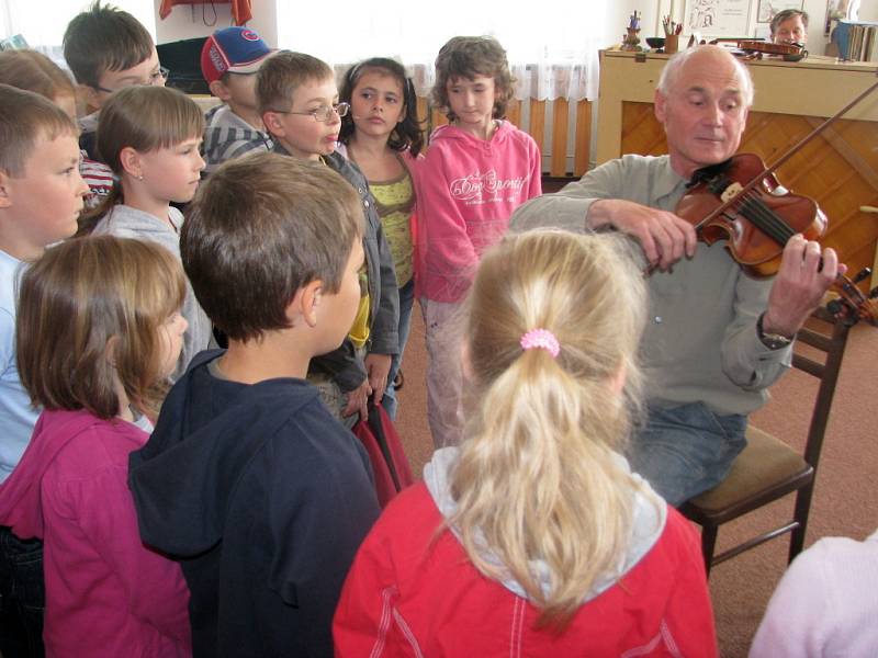 Školáci z Hranic si prohlédli celou Základní uměleckou školu. Navštívili všechny tři nabízené obory a v hudebních třídách si měli možnost vyzkoušet hru na nástroj.