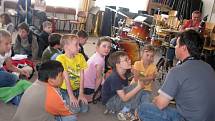 Školáci z Hranic si prohlédli celou Základní uměleckou školu. Navštívili všechny tři nabízené obory a v hudebních třídách si měli možnost vyzkoušet hru na nástroj.